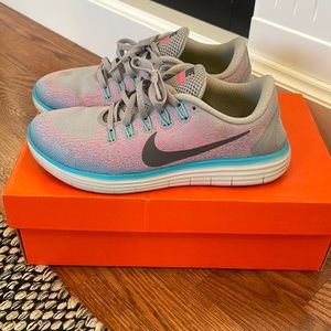 Women’s NIKE sneakers size 8. Used very good condition.
